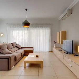 Apartment In Cambridge With Pool, Sliema